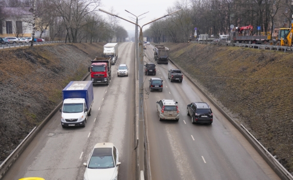 Стало известно, почему водители фур пишут свои имена на ветровом стекле — и это не простая визитка Стало известно, почему водители фур пишут свои имена на ветровом стекле — и это не простая визитка